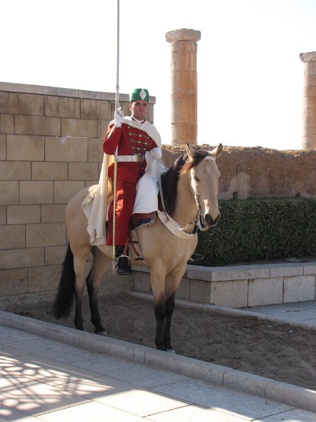 120312_schildwacht bij mausoleum.jpg - Na het paleis brengt de bus ons naar het Mausoleum van Mohammed V. Voor de ingangen van het plein staan wachtposten te paard.